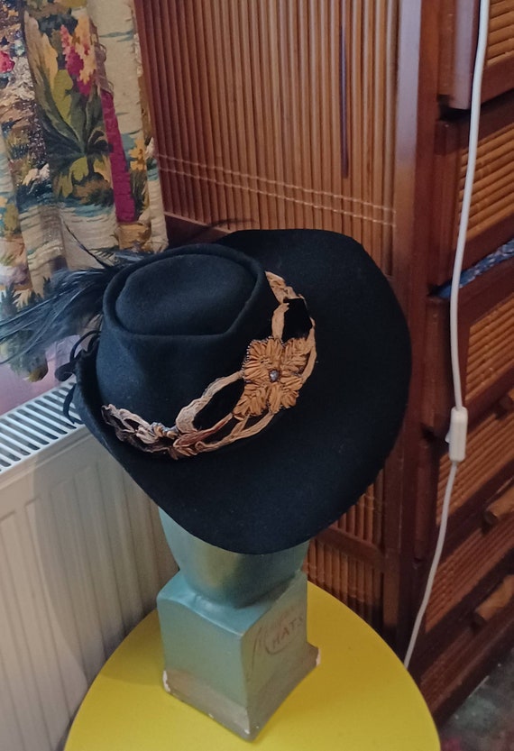 Absolutely gorgeous original 1940s felt hat - image 2