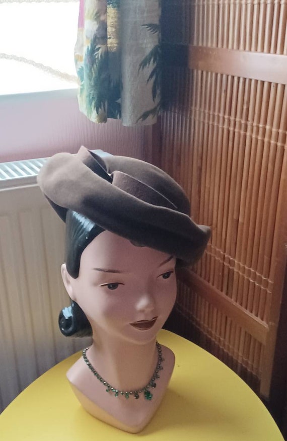 Amazing shape 1940s brown felt hat