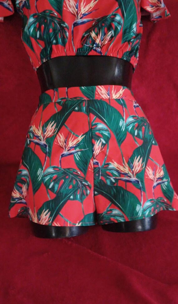 Lovely 1950s inspired two piece hawaiian playsuit - image 2