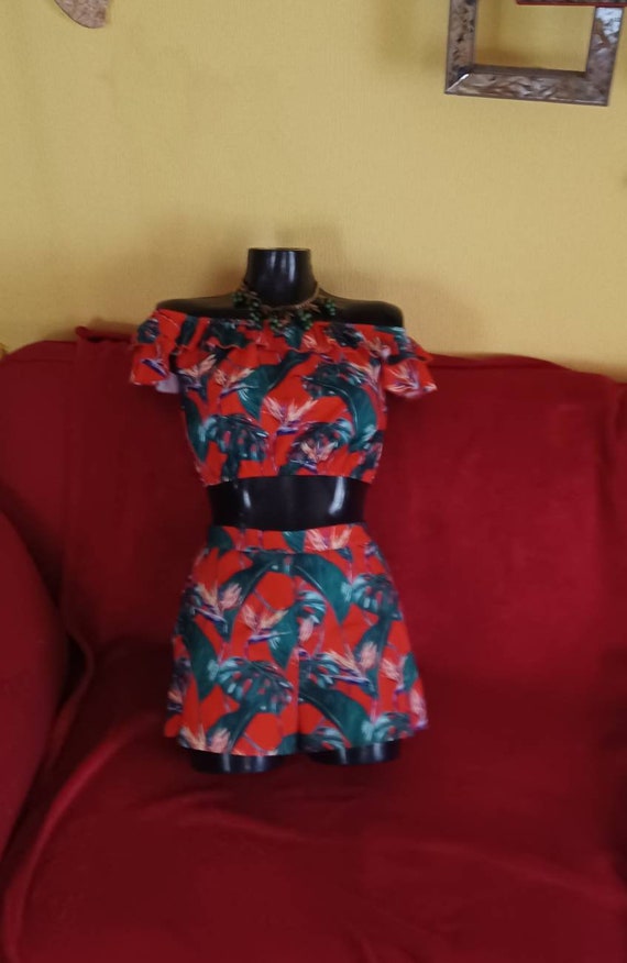 Lovely 1950s inspired two piece hawaiian playsuit - image 6