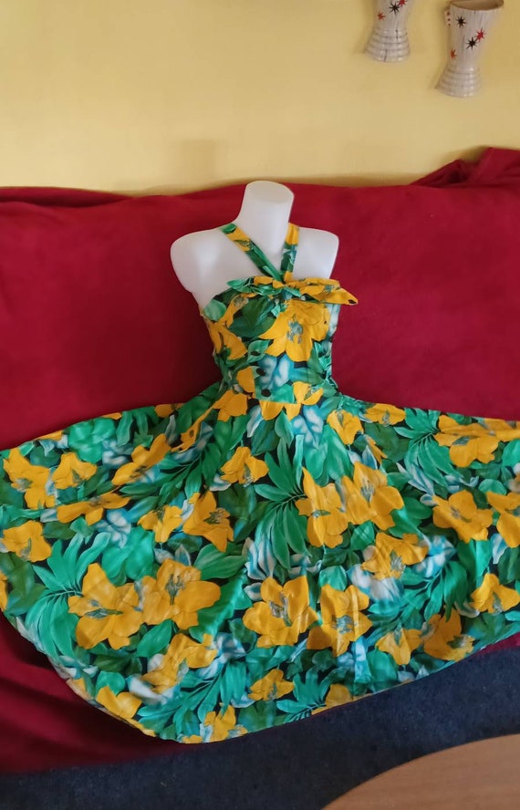 Beautiful 1950s inspired hawaiian dress