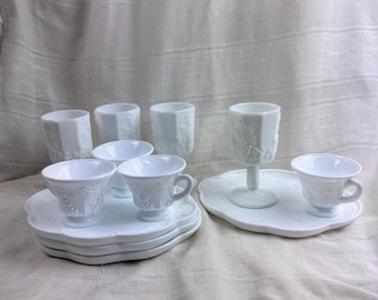 Juego de platos, tazas y copas de vidrio opalino con diseño de uvas de la colección Vintage Indiana Colony Harvest
