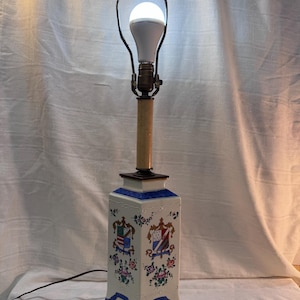 Armlehnlampe aus Porzellan im Samson-Stil mit englischem Wappen der Famille Rose Orientalist