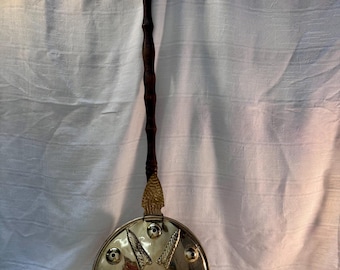 Calentador de cama antiguo de latón perforado, cobre y madera con diseño de estrella, 36” de largo x 10.5” de ancho