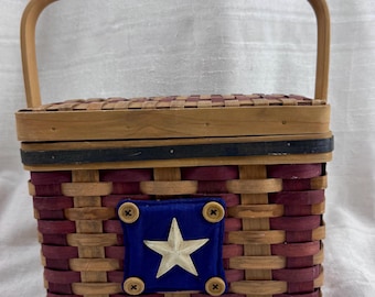 Cesta de madera tejida estilo Longaberger vintage, orgullosamente estadounidense.