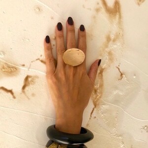 Runder Statement Ring, Großer Gold Moderner Ring, Minimalistischer Schmuck, Wabisabistyle, Großer Disk Ring, Sexy Sophisticated Ring, Boho style