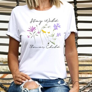 Blijf wild bloemen kind t-shirt. Hippie vibe T-shirt. Cadeau voor tuinliefhebber. Cadeau voor mama. Unisex maatvoering, zie maattabel.