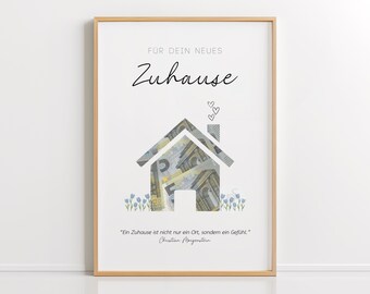 Könnte beinhalten: Ein weißer gerahmter Druck mit einem Haus aus Euro-Scheinen. Der Text "FÜR DEIN NEUES Zuhause" befindet sich oben auf dem Druck. Das Zitat "Ein Zuhause ist nicht nur ein Ort, sondern ein Gefühl." befindet sich unten auf dem Druck. Das Zitat wird Christian Morgenstern zugeschrieben.