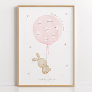 Puede incluir: Una impresión enmarcada con una ilustración en acuarela de un conejito sosteniendo un globo rosa. El globo tiene nombres escritos y el texto "DEINE BABYPARTY" en la parte inferior. Acentos rosas y amarillos suaves.