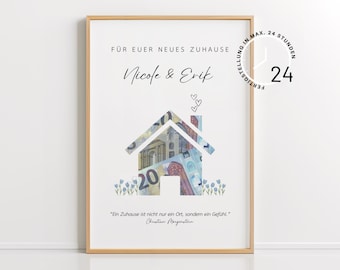 Könnte beinhalten: Ein weißes Poster mit einem Holzrahmen zeigt ein Haus aus Geld mit einem Zitat über Zuhause. Der Text "FÜR EUER NEUES ZUHAUSE" steht oben auf dem Poster. Die Namen "Nicofe & Erik" sind unter dem Haus geschrieben. Eine Uhr mit dem Text "FERTIGSTELLUNG IN MAX. 24 STUNDEN" befindet sich in der oberen rechten Ecke des Posters. Die Zahl "24" befindet sich in der Mitte der Uhr.
