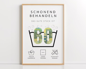 Könnte beinhalten: Eine schwarz-weiße Illustration einer Waschmaschine mit der Zahl 60 darin. Die Zahl 60 besteht aus einem 100-Euro-Schein. Der Text "SCHONEND BEHANDELN DAS GUTE STÜCK IST" befindet sich oben im Bild. Unter der Waschmaschine befinden sich drei Symbole: ein Handwaschsymbol, ein Liegendtrocknungssymbol und ein Bügelverbotssymbol. Der Text unter den Symbolen lautet: "TÄGLICHE HANDWÄSCHE LIEGEND TROCKNEN FALTEN NICHT BÜGELBAR."
