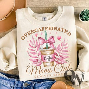Mom Social Club png, Coquette Mama png, Soft Girl Era png, roze strik png, trendy koffie png, koffiecitaat, grappig png, sublimatieontwerp png
