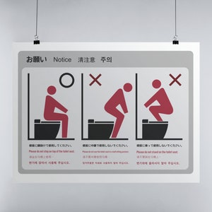 Puede incluir: Un cartel de baño público con tres ilustraciones que muestran las formas correctas e incorrectas de usar un inodoro. El cartel está en japonés, inglés, coreano y chino. El texto dice: "Por favor, no pise la tapa del inodoro. Por favor, no use el asiento del inodoro en una postura de cuclillas. Por favor, no se pare en el asiento del inodoro."
