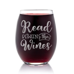 Read Between The Wines Stemless Wine Glass - Book Club Gift, Book Worm Gift, Book Lover Gift, Funny Wine Saying, Bookish Wine Gift Bild 2
