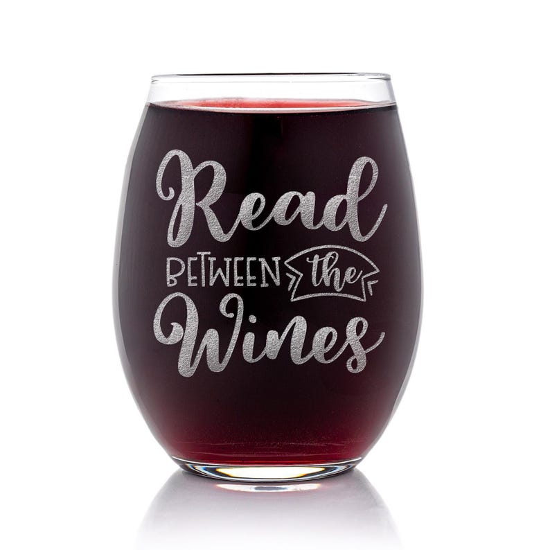 Read Between The Wines Stemless Wine Glass - Book Club Gift, Book Worm Gift, Book Lover Gift, Funny Wine Saying, Bookish Wine Gift Bild 2