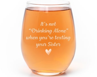 Copa de vino sin tallo con la frase "Beber sola y enviar mensajes de texto a la hermana", un regalo divertido para ella.