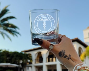 Regalos para médicos: Vaso de whisky personalizado, regalo de jubilación para médicos.