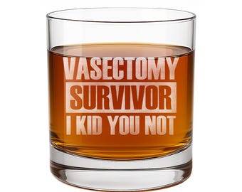 Könnte beinhalten: Ein durchsichtiges Glas, gefüllt mit einer bernsteinfarbenen Flüssigkeit. Auf der Vorderseite befindet sich eine weiße, eingravierte Aufschrift mit dem Text VASECTOMY SURVIVOR I KID YOU NOT in einer fetten, serifenlosen Schrift. Das Glas hat einen dicken Boden.
