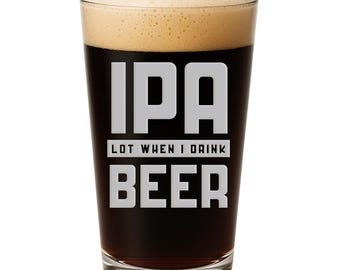 Könnte beinhalten: Ein klares Bierglas gefüllt mit dunkelbraunem Bier und einer dicken, hellbraunen Schaumkrone. Das Glas ist mit weißem Text bedruckt, der IPA, LOT WHEN I DRINK und BEER in einer fetten, blockartigen Schriftart auf der Vorderseite zeigt.