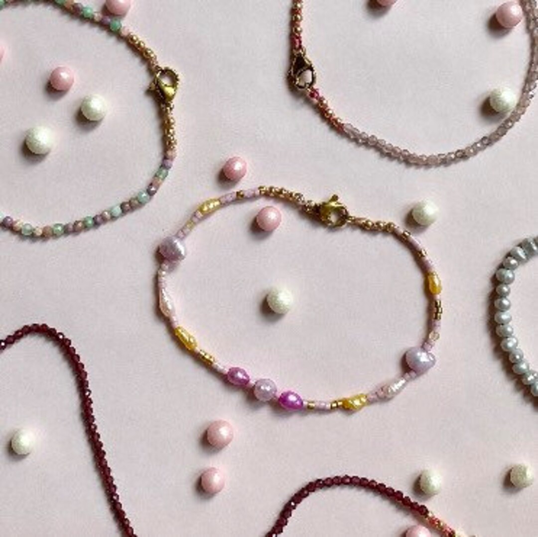 LES POULETTES Armband – Weiße Süßwasserperlen & Matte Perlen, 925 Silber, Designerschmuck