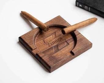 Cenicero de cigarros con monograma para él – Cenicero de madera personalizado para papá, esposo, padrinos de boda – Bandeja de cigarros grabada con inicial personalizada para el 5.º aniversario