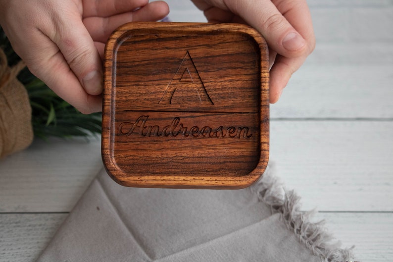 Personalisierter Hochzeits-Untersetzer, Hochzeits-Untersetzer, Untersetzer aus Holz, Untersetzer für Paare, Geschenkidee für Vatertag Bild 1