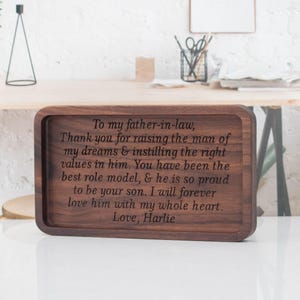 Personalisiertes graviertes hölzernes Catchall-Tablett, benutzerdefiniertes Nachrichtengeschenk für Schwiegervater, Bräutigam, Vater - Hochzeit, Jubiläum, Vatertagsandenken