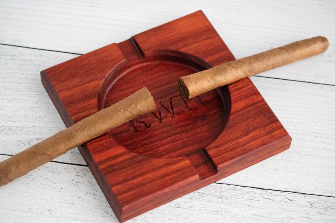 Posacenere per sigari in legno Personalizzato Inciso Posacenere in legno rosso Regalo di 21 ° compleanno per lui Posacenere monogramma Regalo sigaro per uomo Regalo amante del sigaro - Italia Posacenere per sigari in legno Personalizzato Inciso Posacenere in legno rosso Regalo di 21 ° compleanno per lui Posacenere monogramma Regalo sigaro per uomo Regalo amante del sigaro - Italia