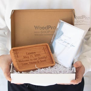 Caja de regalo personalizada para el novio: bandeja de madera personalizada y tarjeta con mensaje: recuerdo de boda para el yerno de parte de los padres de la novia.