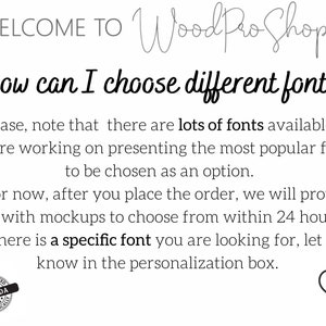 Op de afbeelding: Tekst op een witte achtergrond die "WELCOME TO Wood Pro Shop" en "How can I choose different fonts?" luidt. De tekst legt uit dat er veel lettertypen beschikbaar zijn en dat de winkel werkt aan het presenteren van de populairste lettertypen als optie. De tekst legt ook uit dat de winkel na het plaatsen van een bestelling binnen 24 uur mockups ter keuze zal aanbieden. De tekst stelt ook dat u de winkel in het personalisatievak moet laten weten als u op zoek bent naar een specifiek lettertype. Er is een klein beeld van een hart met een vinger die erop wijst.