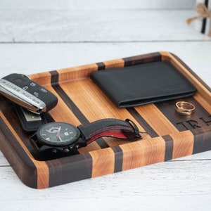 Personalisiertes hölzernes Catchall Tablett, EDC Schreibtisch Organizer, benutzerdefiniertes Monogramm, Tablett Walnuss Männer, mit Monogramm personalisiertes Weihnachtsgeschenk für ihn