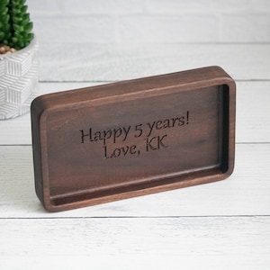 Hochzeitsjubiläum Geschenk für ihn, Valet Tablett mit Gravur für Mann, Holzschmuck Brillen Tablett Desktop Organizer