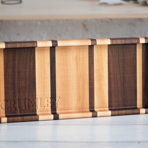 Bandeja Catchall personalizada, nombre grabado, madera de arce y nogal, organizador de almacenamiento personalizado para hombres y mujeres, bandeja EDC junto a la cama para él,