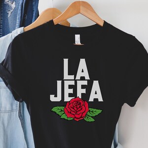 La Jefa, camisetas latinas, camisetas españolas, camiseta latina af, camiseta mexicana, mexicana, regalo español, poder femenino, latina fuerte, Perú, boricua