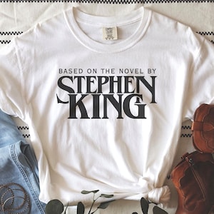 スティーブン・キングのコンフォートカラーTシャツ、スティーブン・キングのTシャツ、スティーブン・キングの小説に基づいたシャツ、スティーブン・キング、レトロな服、Tumblr