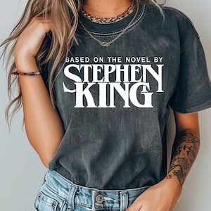スティーブン・キングのコンフォートカラーTシャツ、スティーブン・キングのTシャツ、スティーブン・キングの小説に基づいたシャツ、スティーブン・キング、レトロな服、Tumblr
