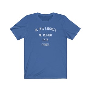 May include: A royal blue t-shirt with white text that reads "Mi hija favorita me regal&oacute; esta camisa".
