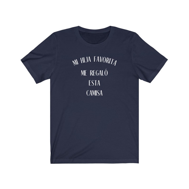 May include: A navy blue t-shirt with white text that reads "Mi hija favorita me regal&oacute; esta camisa".