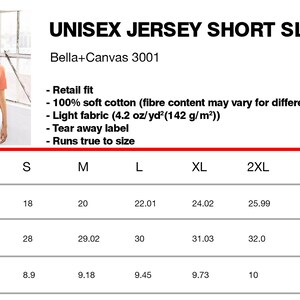 Pu&ograve; includere: Tabella delle taglie per una t-shirt a maniche corte in jersey unisex con misure in pollici per larghezza, lunghezza e lunghezza delle maniche. La tabella mostra le taglie XS a 4XL. Il testo "Bella+Canvas 3001" &egrave; in cima alla tabella.