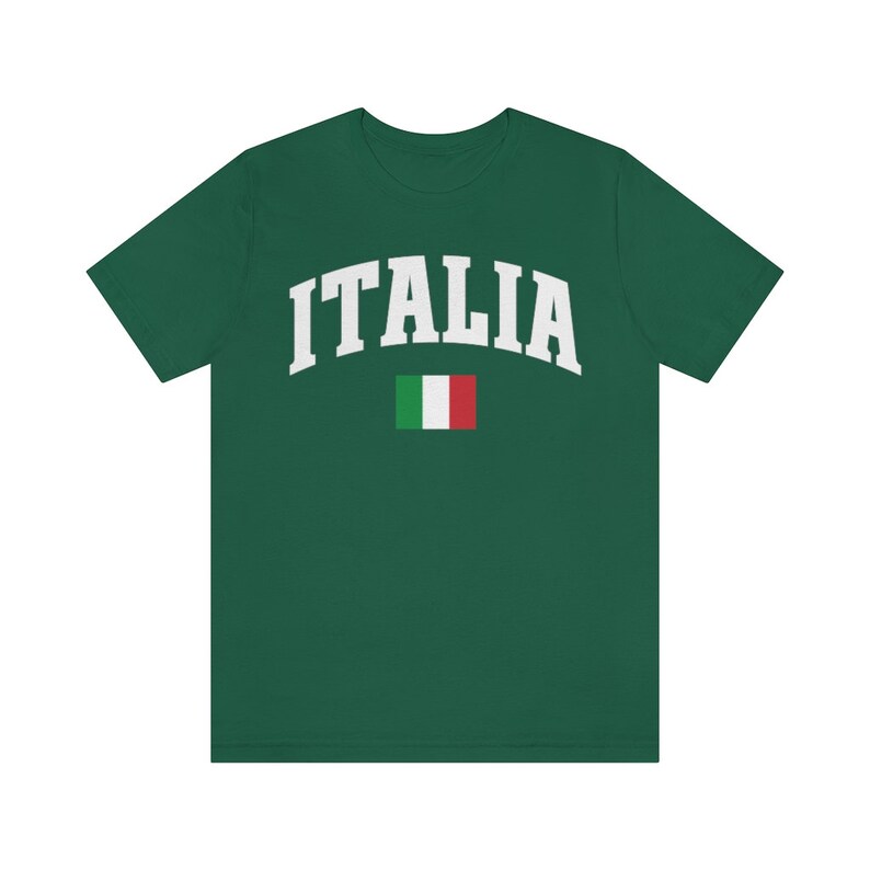 Pu&ograve; includere: Una maglietta verde con la scritta "ITALIA" in lettere bianche e la bandiera italiana stampata sotto.