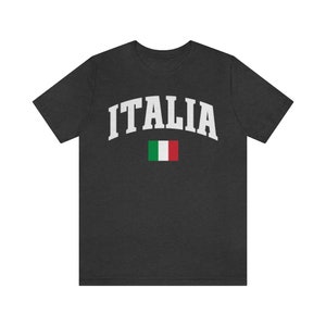 Pu&ograve; includere: Una maglietta color grigio scuro melange con la scritta "ITALIA" in bianco e la bandiera italiana stampata sotto.
