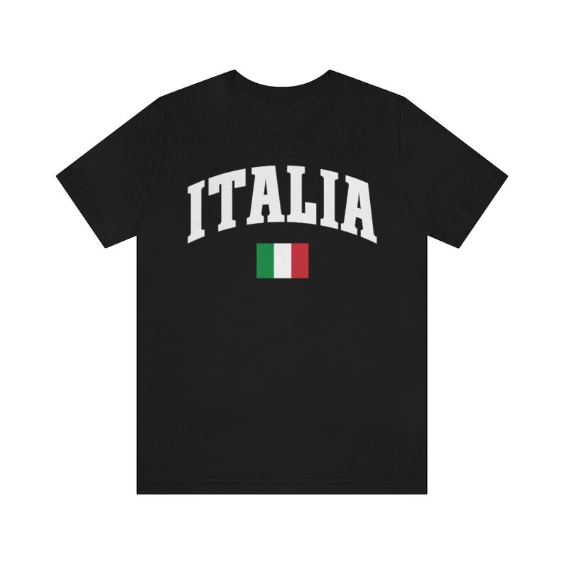 Pu&ograve; includere: Maglietta nera con scritta bianca "ITALIA" e una piccola bandiera italiana.