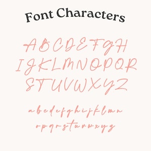 Op de afbeelding: Een digitaal display met de titel Font Characters met het volledige alfabet in zowel hoofdletters als kleine letters. De letters zijn geschreven in een lichtroze, cursief handschrift tegen een effen, lichtgekleurde achtergrond.
