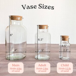 Op de afbeelding: Drie doorzichtige glazen vazen met kurken stoppen, gelabeld als Vase Sizes. De hoofdvase is 20,32 cm hoog en 10,16 cm breed en bevat 1,81 kg zand. De volwassen vaas is 16,51 cm hoog en 7,62 cm breed en bevat 0,91 kg. De kindervaas is 11,43 cm hoog en 6,35 cm breed en bevat 0,23 kg zand.