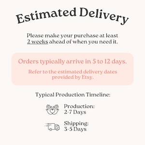 Op de afbeelding: Een informatieve afbeelding met donkere tekst op een lichte achtergrond. De tekst luidt: Estimated Delivery, Please make your purchase at least 2 weeks ahead of when you need it. Orders typically arrive in 5 to 12 days. Typical Production Timeline: Production 2-7 Days, Shipping 3-5 Days.