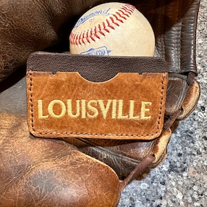 Portatarjetas con forma de guante de béisbol de Louisville Slugger