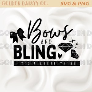 Op de afbeelding: Zwart-wit grafisch ontwerp met de tekst "Bows and Bling It's a Cheer Thing" met een zwarte strik en een diamantontwerp.