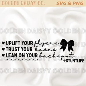 Könnte beinhalten: Ein schwarz-weißes SVG- und PNG-Design mit dem Text "Uplift your flyers, Trust your bases, Lean on your backspot" mit einer Schleifengrafik und dem Hashtag #STUNTLIFE. Das Design enthält auch den Text "GOLDEN DAISYY CO."