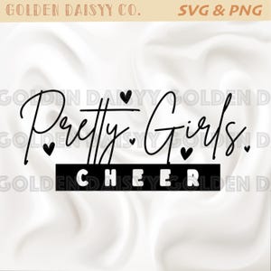 Könnte beinhalten: Schwarzweißes Grafikdesign mit dem Text "Pretty Girls Cheer" in einer kursiven Schriftart. Der Text ist von einem schwarzen Rechteck umgeben.