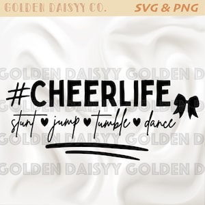 Puede incluir: Diseño gráfico en blanco y negro con el texto "#CHEERLIFE" y las palabras "stunt, jump, tumble, dance" en una fuente de escritura. Un lazo negro está a la derecha. Las palabras "SVG & PNG" están en la parte superior.